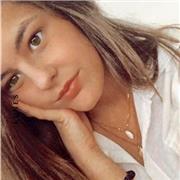 Profesora de distintas asignaturas da clase a alumnos de primaria y la ESO